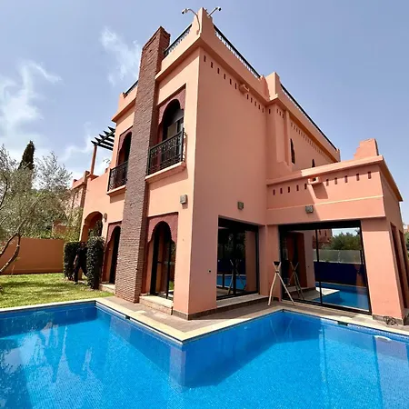 Luxury Villa With Pool, Garden & Gated Security